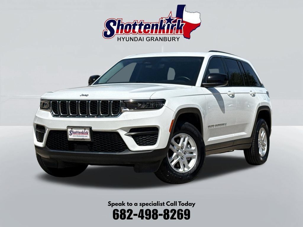 Used 2022 Jeep Grand Cherokee Laredo w/ Luxury Tech Group I RWD image 1