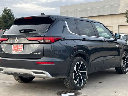 Used 2024 Mitsubishi Outlander SE image 3