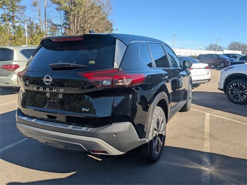 Used 2023 Nissan Rogue SV image 2