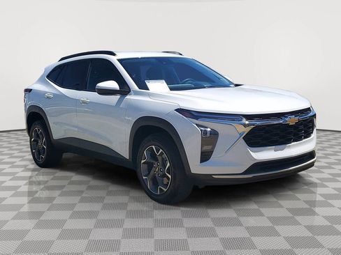 Used 2025 Chevrolet Trax LT FWD image 3