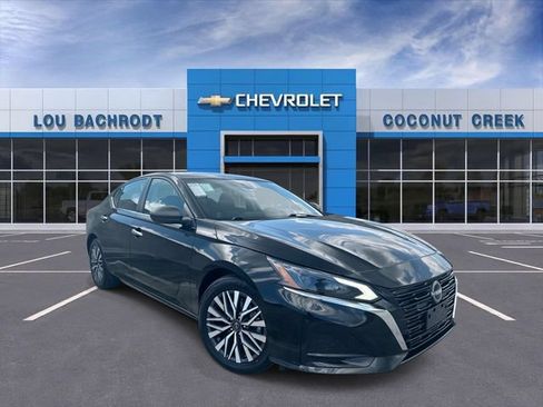 Used 2024 Nissan Altima 2.5 SV FWD image 1