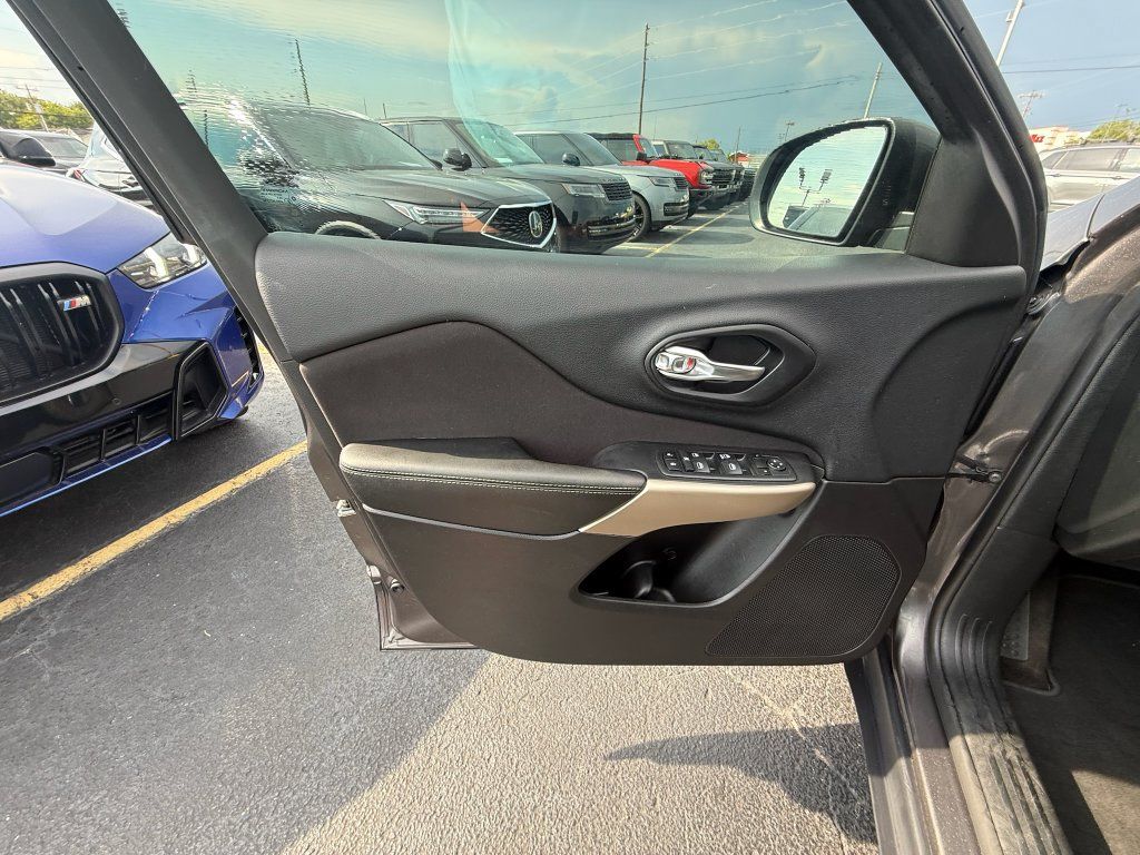 Used 2018 Jeep Cherokee Latitude w/ Altitude Package FWD image 11