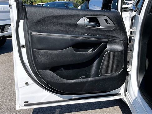 Used 2025 Chrysler Pacifica Select FWD image 19