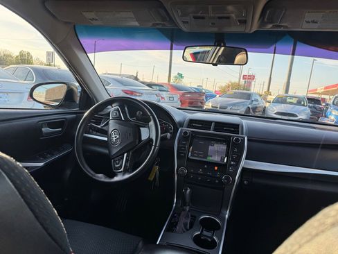 Used 2015 Toyota Camry SE w/ Moonroof Package image 18