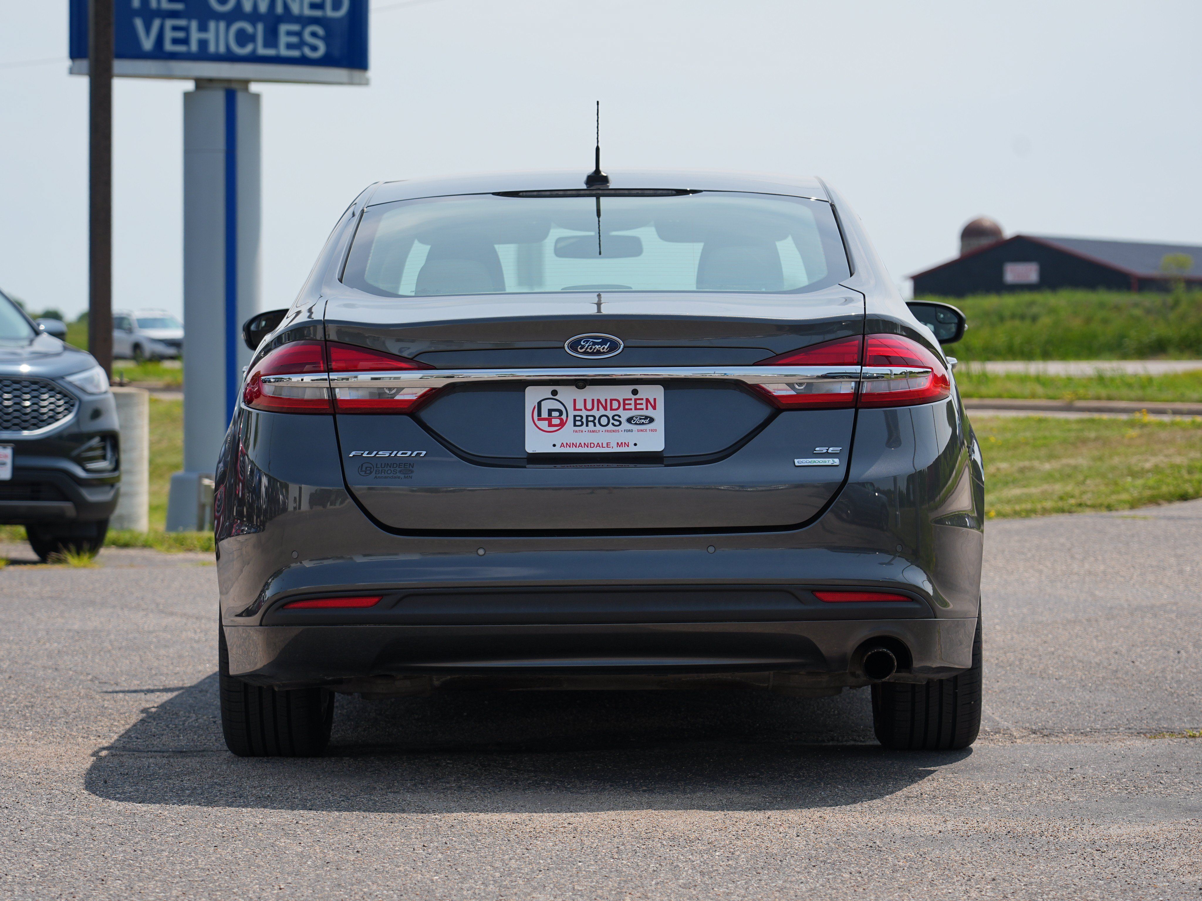 Used 2018 Ford Fusion SE w/ Fusion SE Technology Package FWD image 4