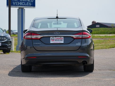 Used 2018 Ford Fusion SE w/ Fusion SE Technology Package FWD image 4