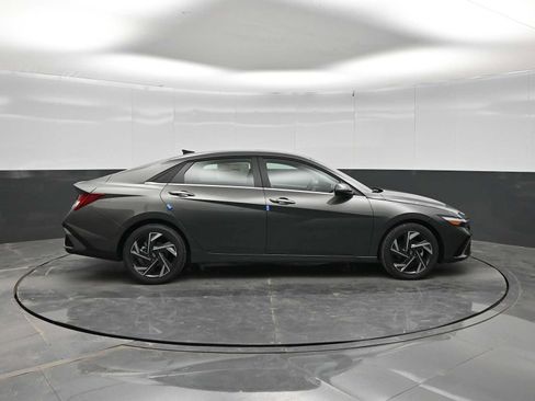 New 2026 Hyundai Elantra Limited FWD image 9