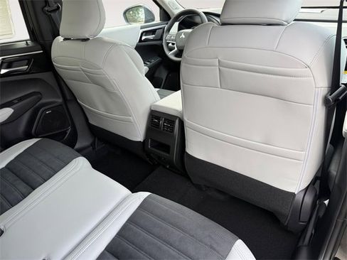 New 2025 Mitsubishi Outlander SE image 27