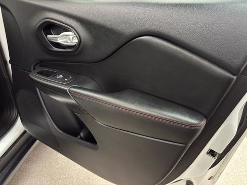 Used 2016 Jeep Cherokee Trailhawk w/ Leather Interior Group image 13