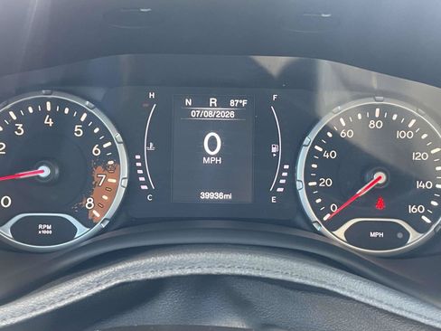 Used 2018 Jeep Renegade Latitude FWD image 34
