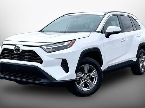 Used 2025 Toyota RAV4 XLE AWD/4WD image 1