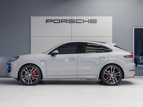 Used 2025 Porsche Cayenne Turbo image 2