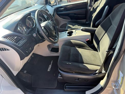 Used 2016 Dodge Grand Caravan SXT image 27