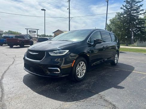 Used 2024 Chrysler Pacifica Touring-L FWD image 7