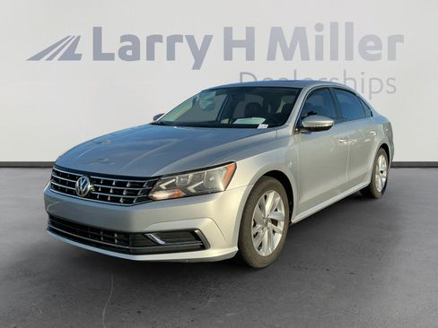 Used 2018 Volkswagen Passat 2.0T SE image 1