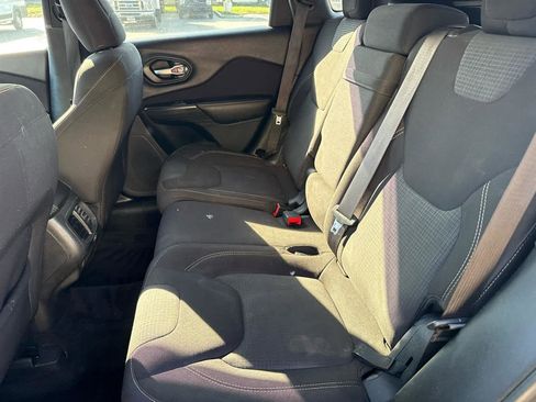 Used 2015 Jeep Cherokee Latitude w/ Cold Weather Group image 19