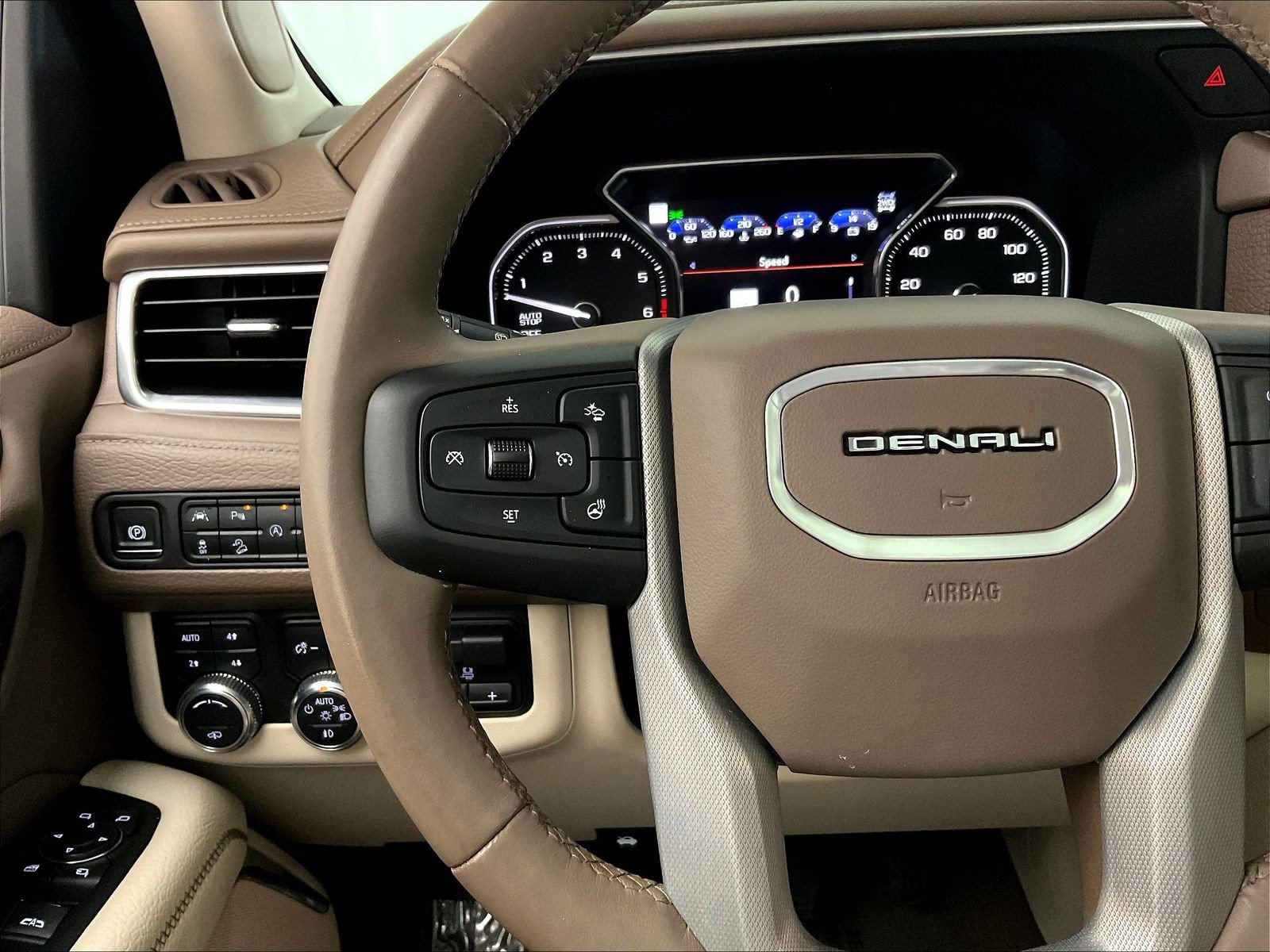 Used 2021 GMC Yukon Denali w/ Denali Ultimate Package AWD/4WD image 11