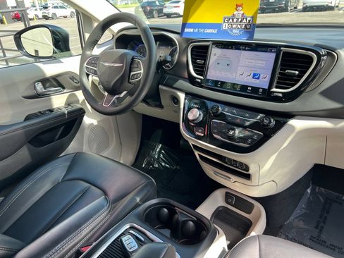 Used 2024 Chrysler Pacifica Touring-L FWD image 61