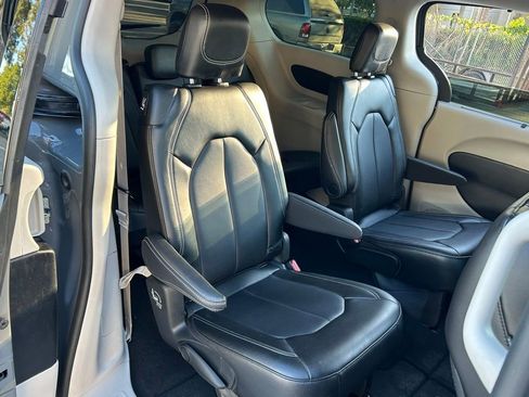 Used 2023 Chrysler Pacifica Touring-L image 39