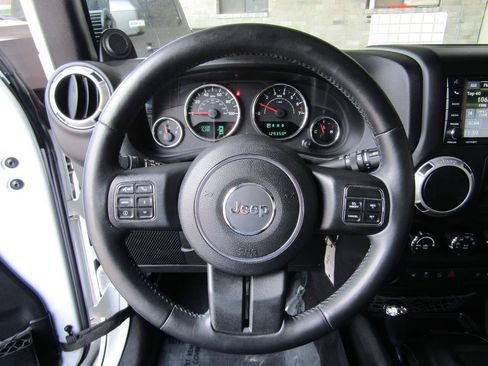 Used 2014 Jeep Wrangler Unlimited Rubicon w/ Connectivity Group AWD/4WD image 14
