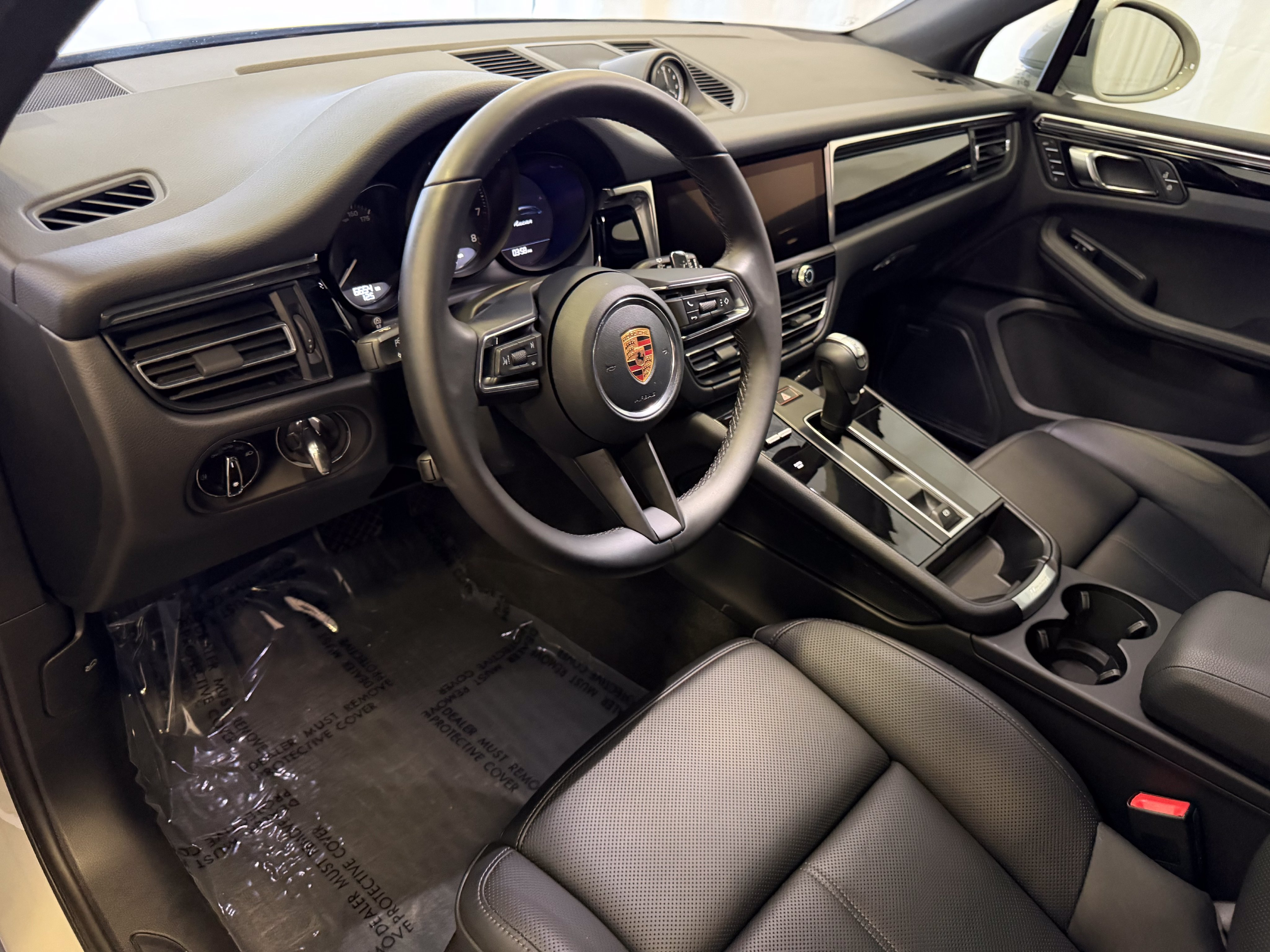 Certified 2026 Porsche Macan AWD/4WD image 4