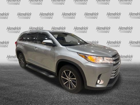 Used 2019 Toyota Highlander XLE FWD image 3