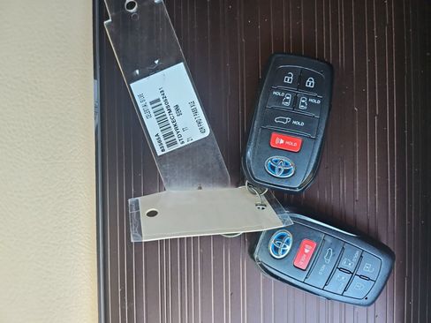 Used 2021 Toyota Sienna XLE FWD image 21