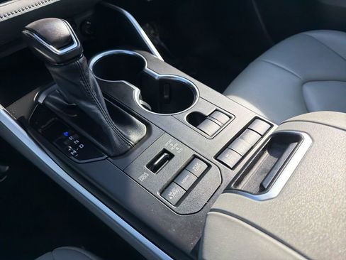 Used 2021 Toyota Highlander XLE image 31