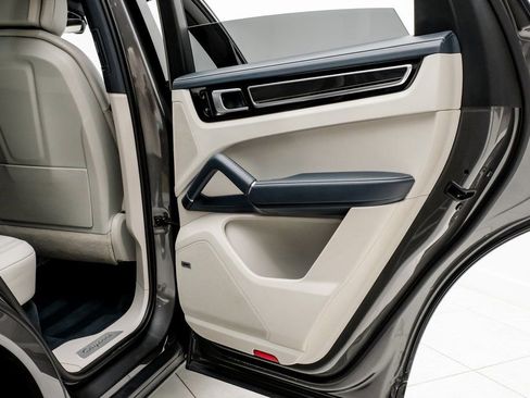 Used 2019 Porsche Cayenne image 40