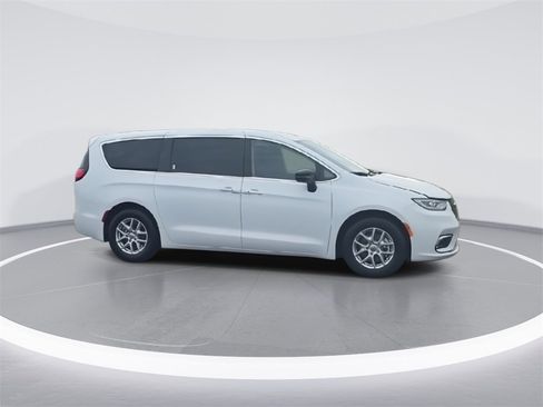 Used 2024 Chrysler Pacifica Touring-L image 9