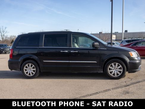 Used 2015 Chrysler Town & Country Touring w/ Driver Convenience Group image 2
