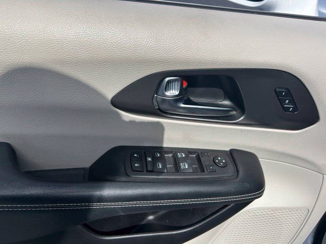 Used 2022 Chrysler Pacifica Touring-L FWD image 17