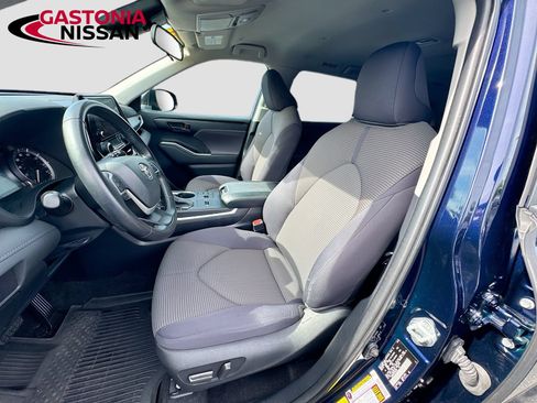 Used 2023 Toyota Highlander LE FWD image 25