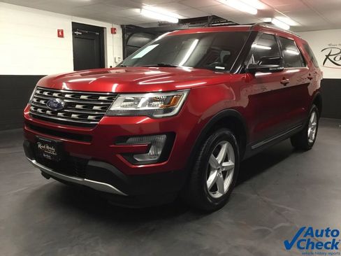 Used 2017 Ford Explorer XLT image 5