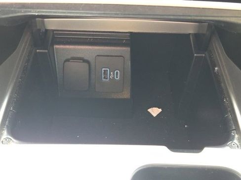 Used 2023 Ford Explorer XLT RWD image 35
