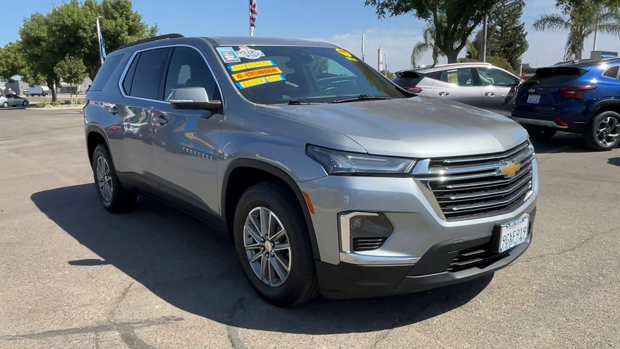 Used 2023 Chevrolet Traverse LT w/ LPO, Cargo Package FWD image 1