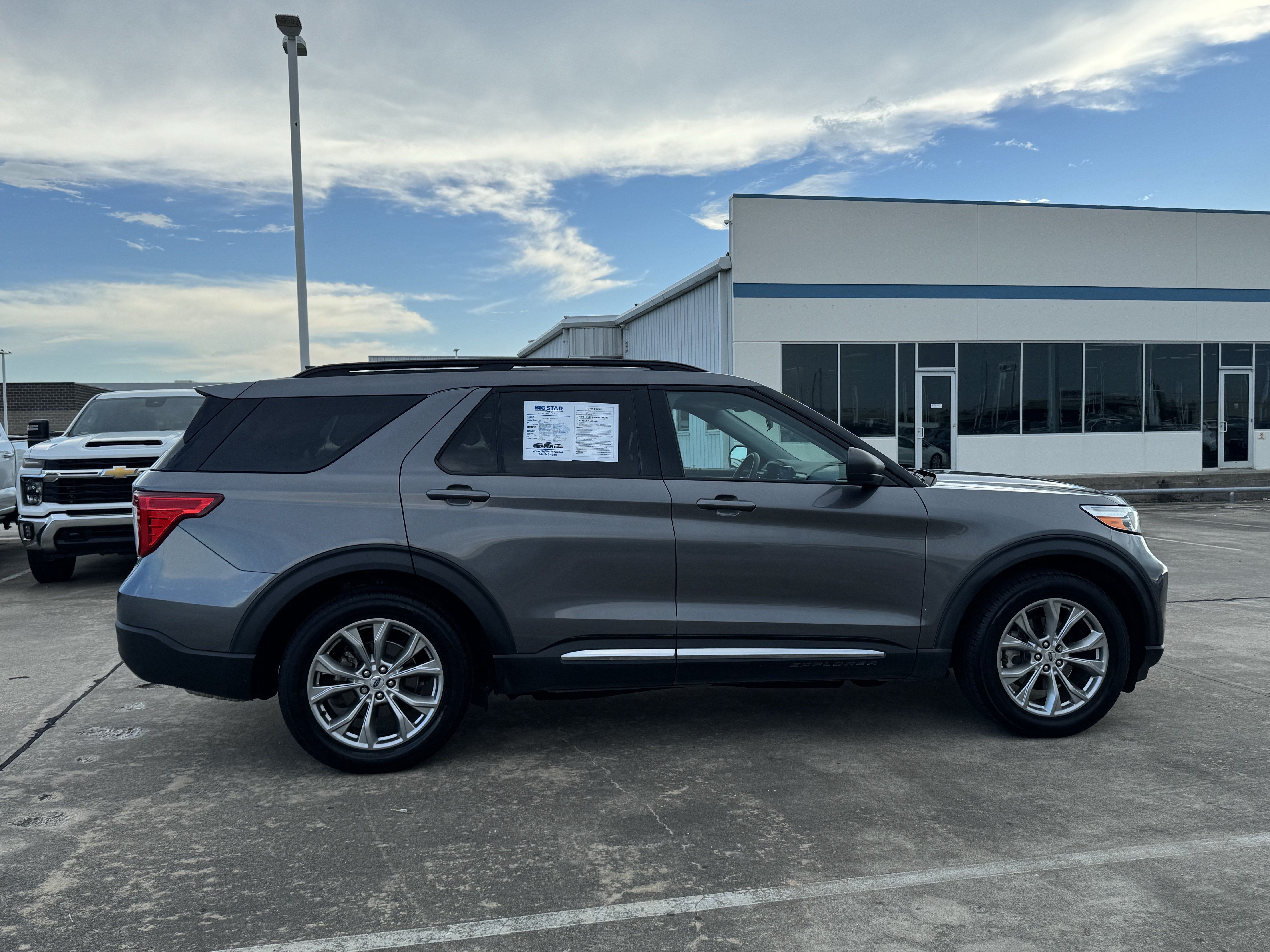 Used 2023 Ford Explorer XLT w/ Equipment Group 202A RWD image 6