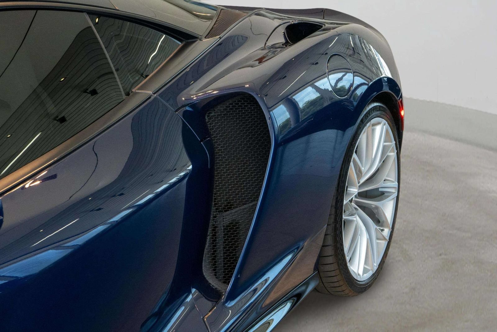 Used 2023 McLaren GT RWD image 40