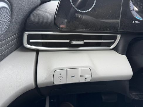 Used 2023 Hyundai Elantra Limited image 17