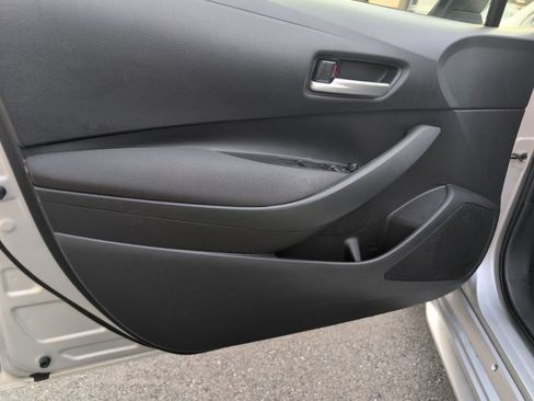 Used 2020 Toyota Corolla LE image 11