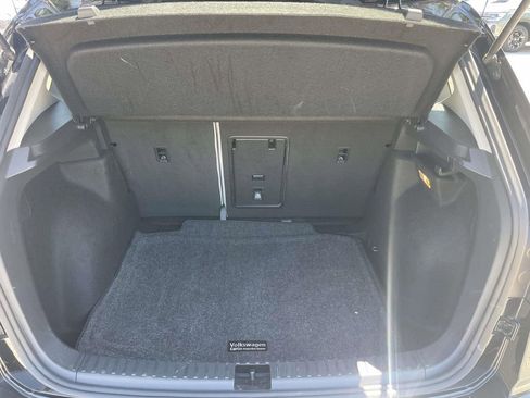 Certified 2022 Volkswagen Taos SE FWD image 8