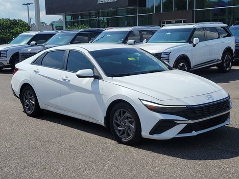 Used 2024 Hyundai Elantra SEL FWD image 1
