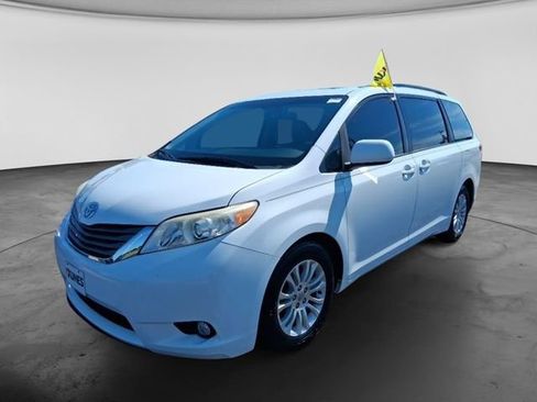 Used 2012 Toyota Sienna XLE w/ Entertainment Pkg FWD image 12