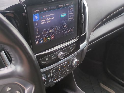Used 2021 Chevrolet Traverse LT FWD image 27