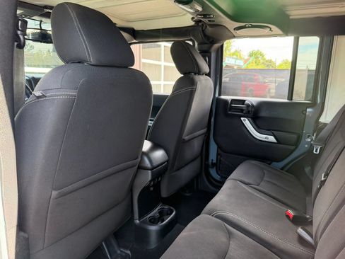 Used 2014 Jeep Wrangler Unlimited Sahara w/ Connectivity Group AWD/4WD image 15