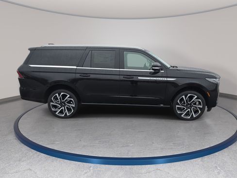 New 2026 Lincoln Navigator L Reserve AWD/4WD image 4