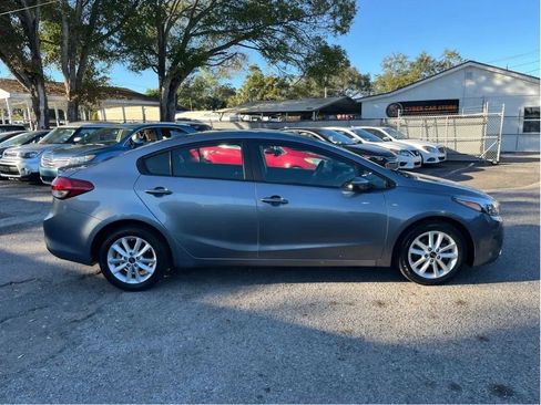 Used 2017 Kia Forte S FWD image 4