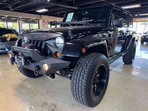 Used 2014 Jeep Wrangler Unlimited Sahara w/ Connectivity Group AWD/4WD image 3