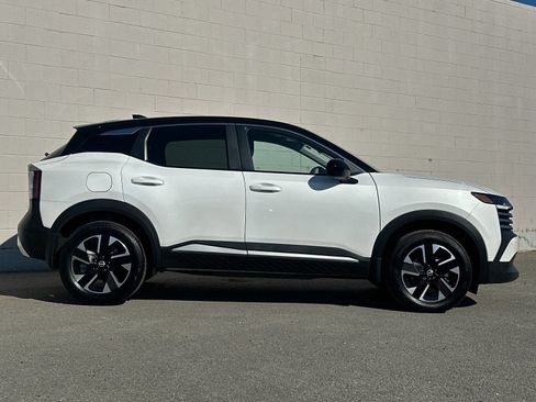 Used 2025 Nissan Kicks SV AWD/4WD image 2