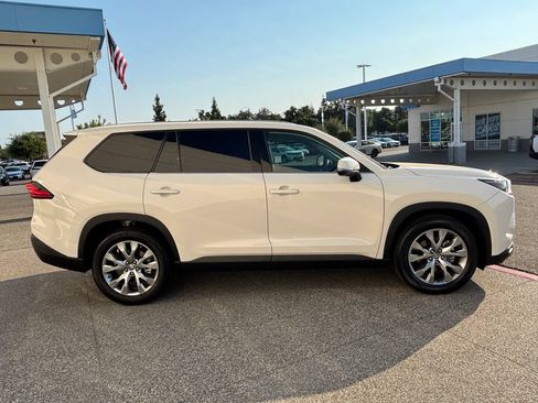 Used 2024 Toyota Grand Highlander AWD image 4